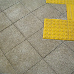 ホタテ貝殻平板が秋田駅で採用