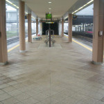 ホタテ貝殻平板が秋田駅で採用